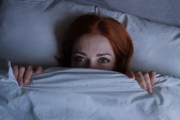 6-symptomes-de-langoisse-nocturne-comment-calmer-une-crise-dangoisse-la-nuit-0_ai1